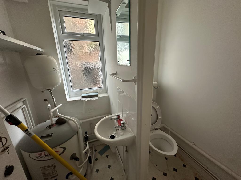 Lot: 31 - COMMERCIAL UNIT OVER FOUR FLOORS OF PROPERTY - W.C.